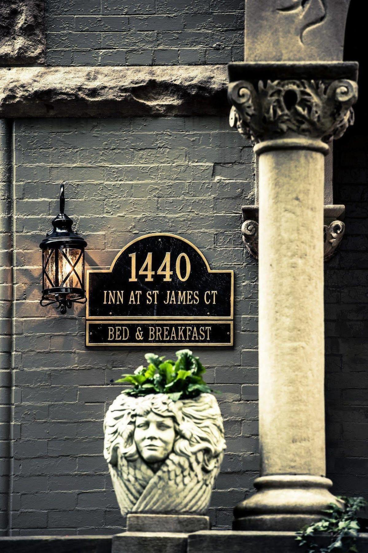 Inn At St James Court Луисвилл Экстерьер фото