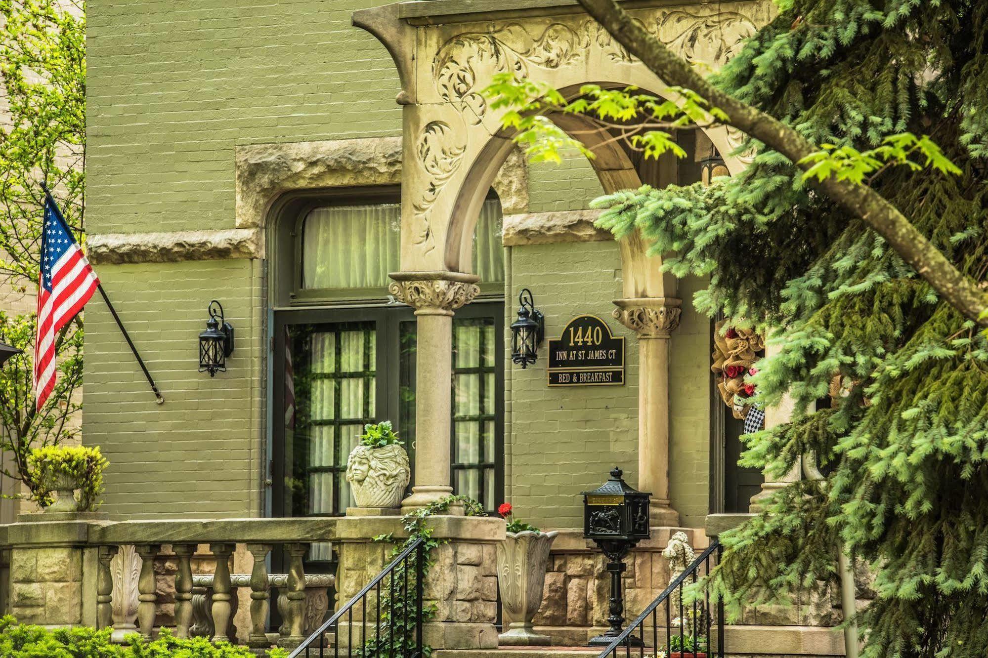 Inn At St James Court Луисвилл Экстерьер фото