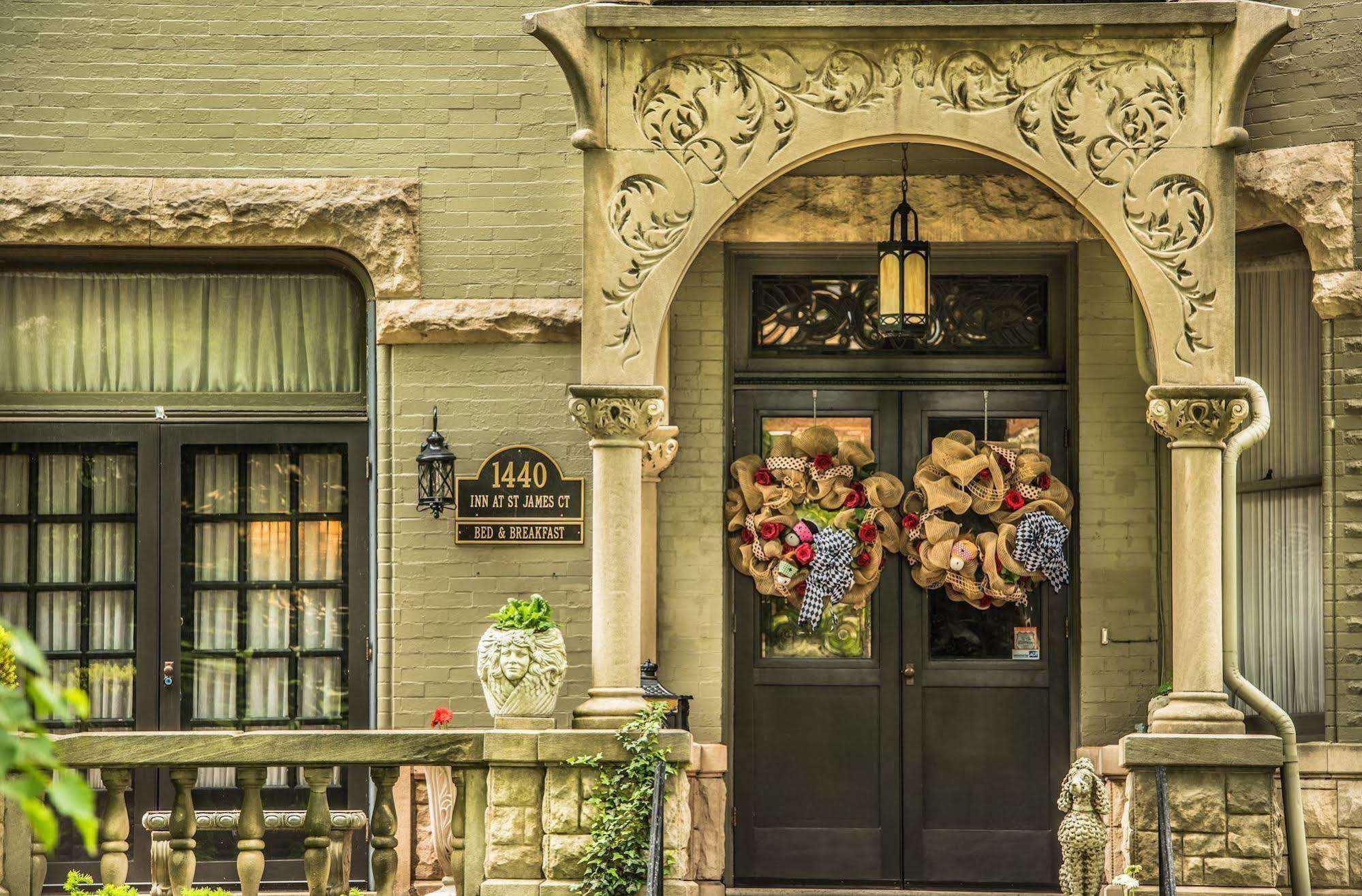 Inn At St James Court Луисвилл Экстерьер фото