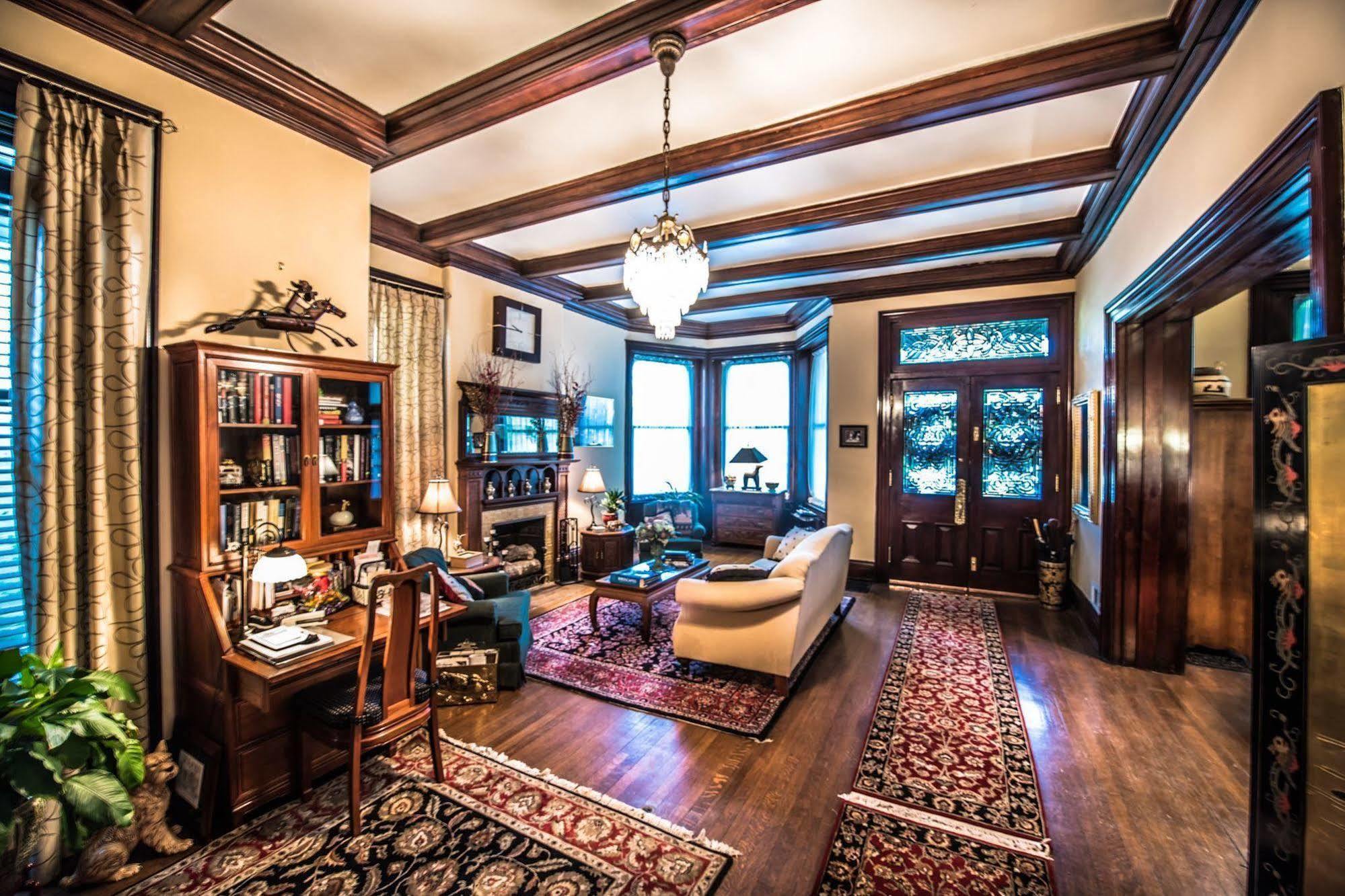 Inn At St James Court Луисвилл Экстерьер фото