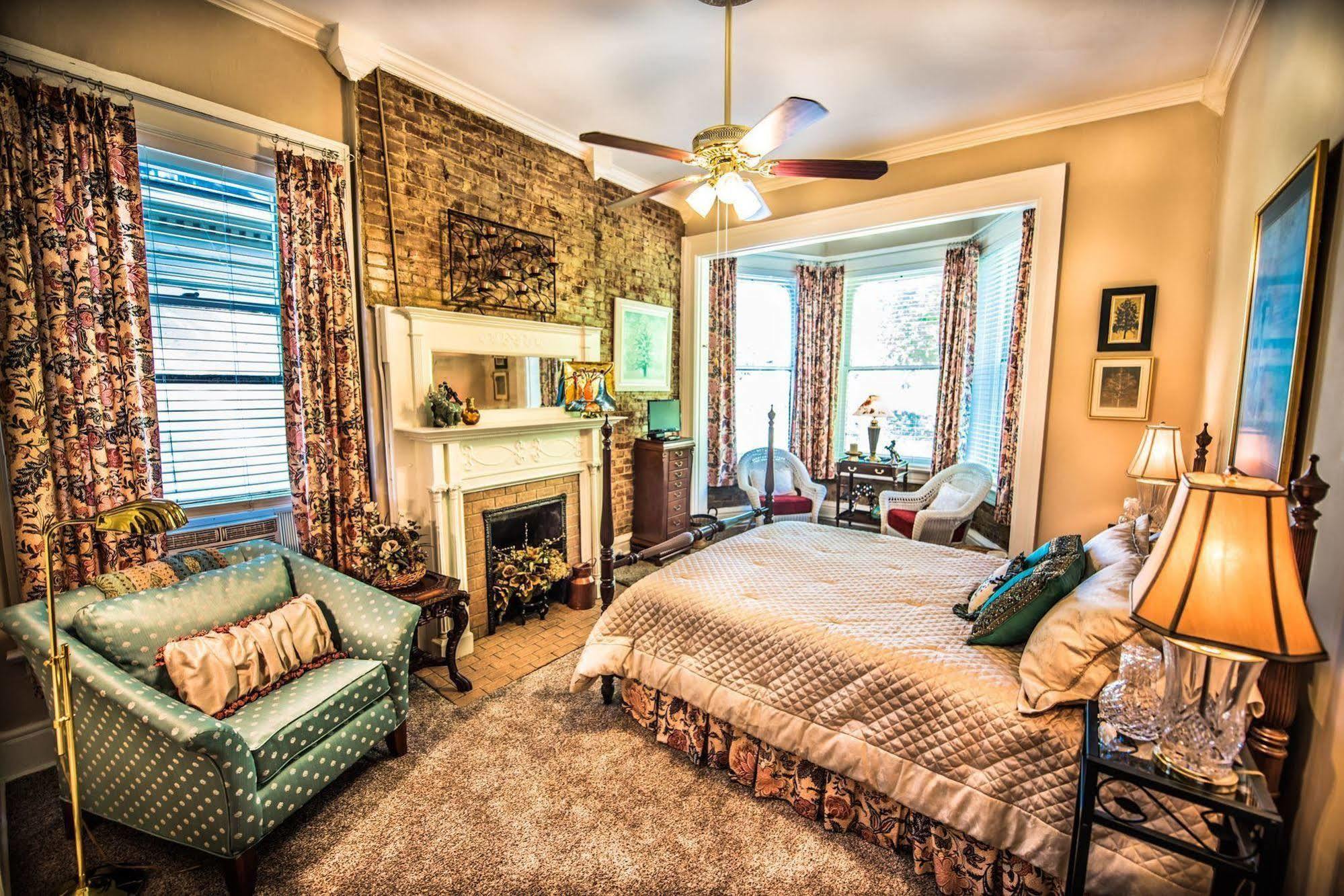 Inn At St James Court Луисвилл Экстерьер фото