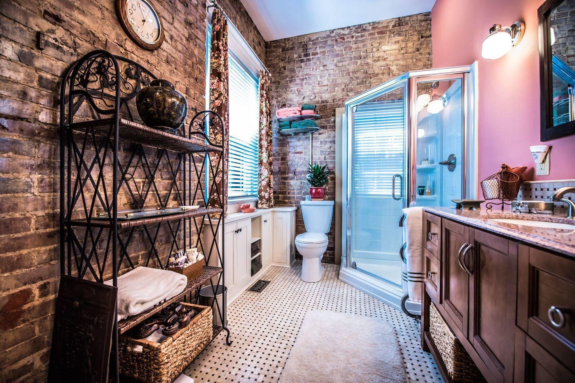 Inn At St James Court Луисвилл Экстерьер фото