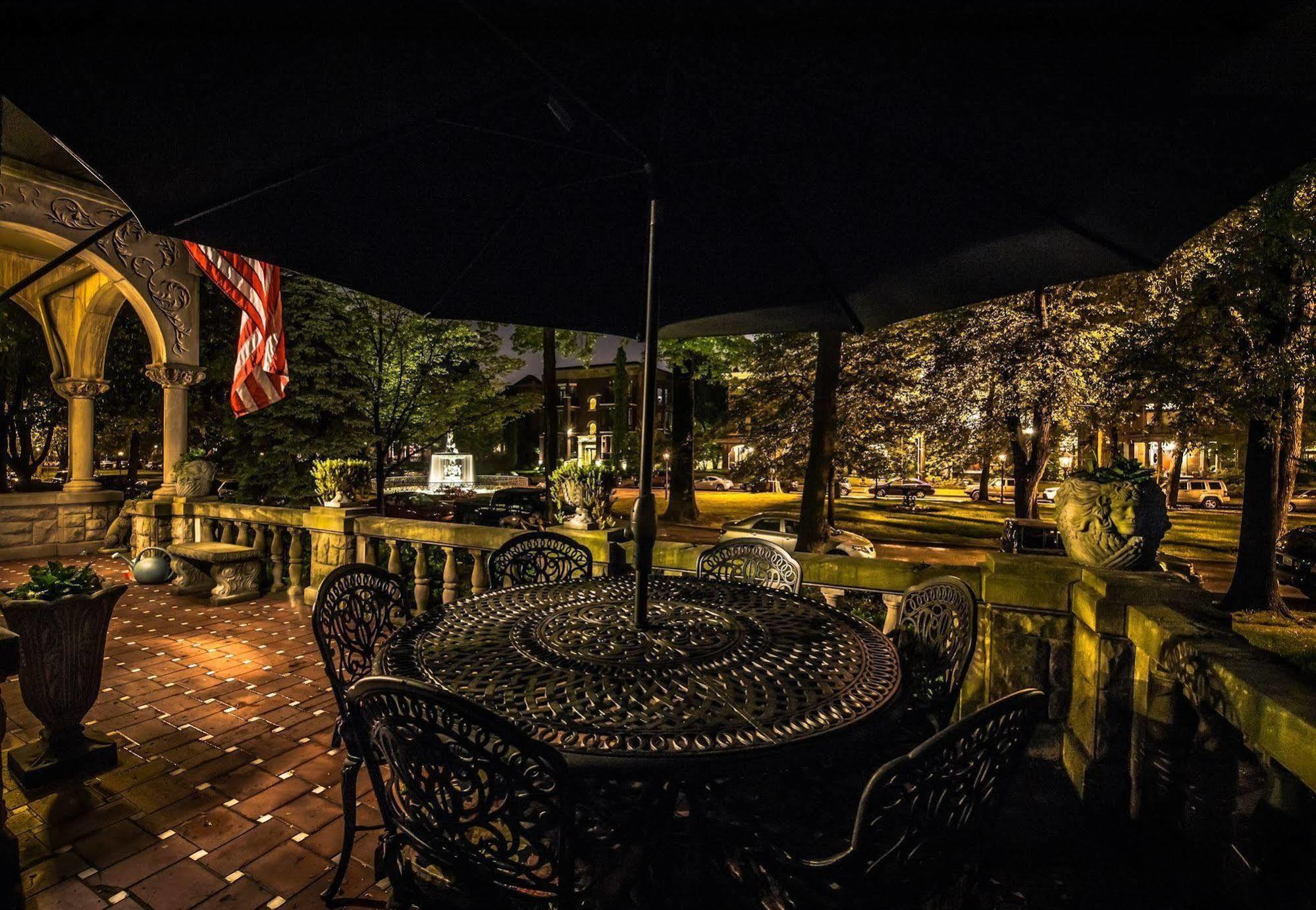 Inn At St James Court Луисвилл Экстерьер фото