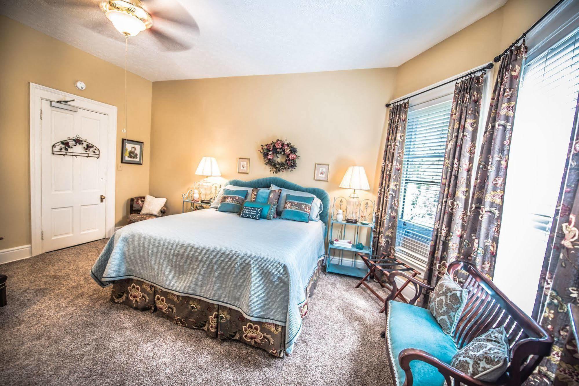 Inn At St James Court Луисвилл Экстерьер фото
