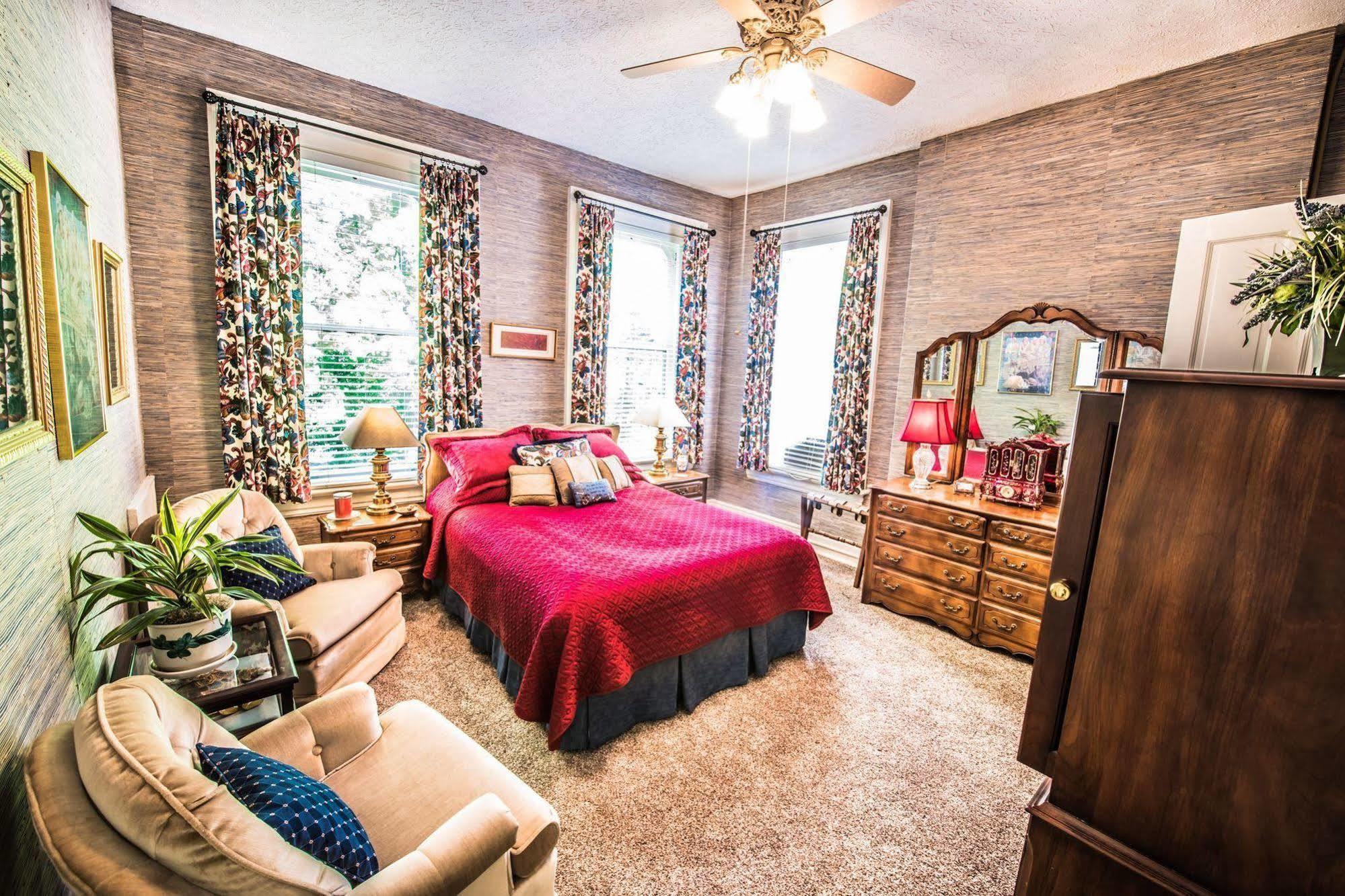 Inn At St James Court Луисвилл Экстерьер фото