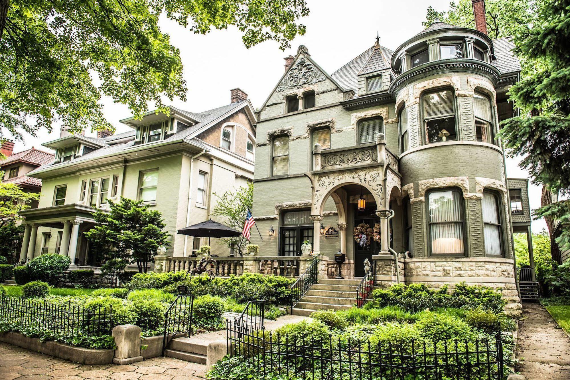 Inn At St James Court Луисвилл Экстерьер фото
